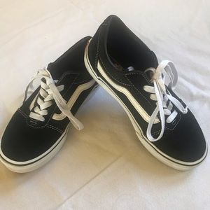 Boys Black and white Vans tennis shoes size 4